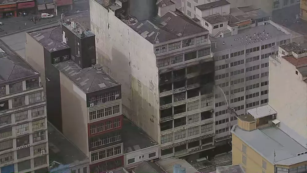 Após 40 horas, bombeiros interrompem trabalhos em prédio incendiado e voltam a interditar vias do Centro de SP por risco de desabamento