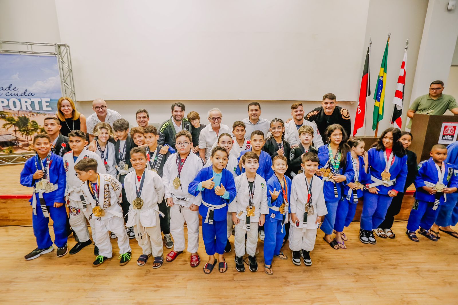Cícero Lucena participa da troca de faixas de jiu-jitsu de 60 crianças no programa Campeões do Amanhã