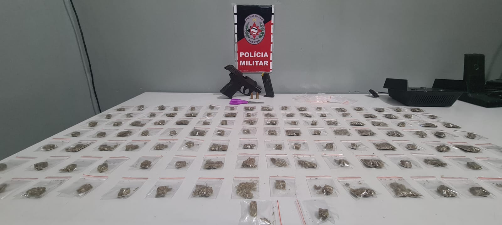 Suspeito de tráfico é preso com pistola e mais de 120 embalagens de drogas em Santa Rita
