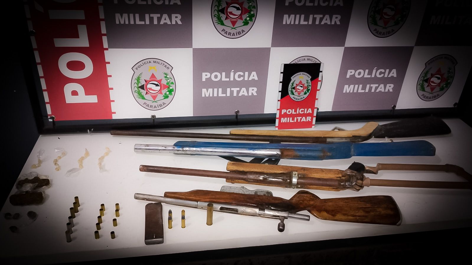 Polícia apreende armas e drogas durante ação na cidade de Juripiranga