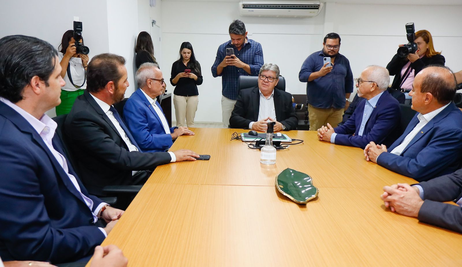 João Azevêdo recebe dirigentes da Frente Nacional dos Prefeitos, destaca investimentos nos municípios e importância do diálogo entre os entes federados