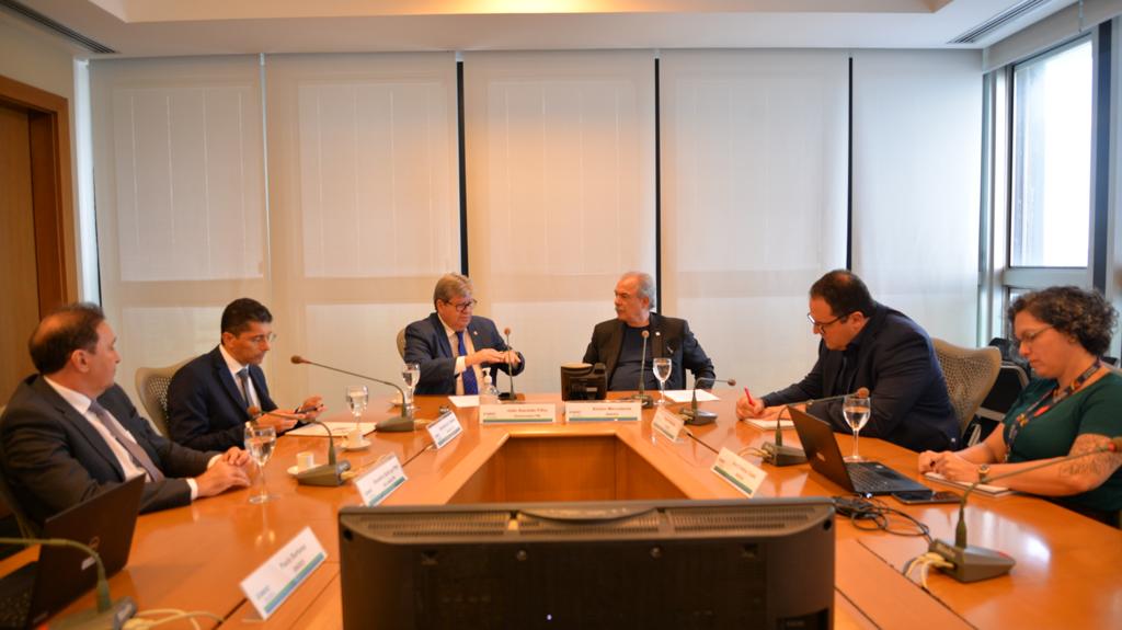 João Azevêdo se reúne com presidente do BNDES no Rio de Janeiro e garante R$ 550 milhões de investimentos em infraestrutura
