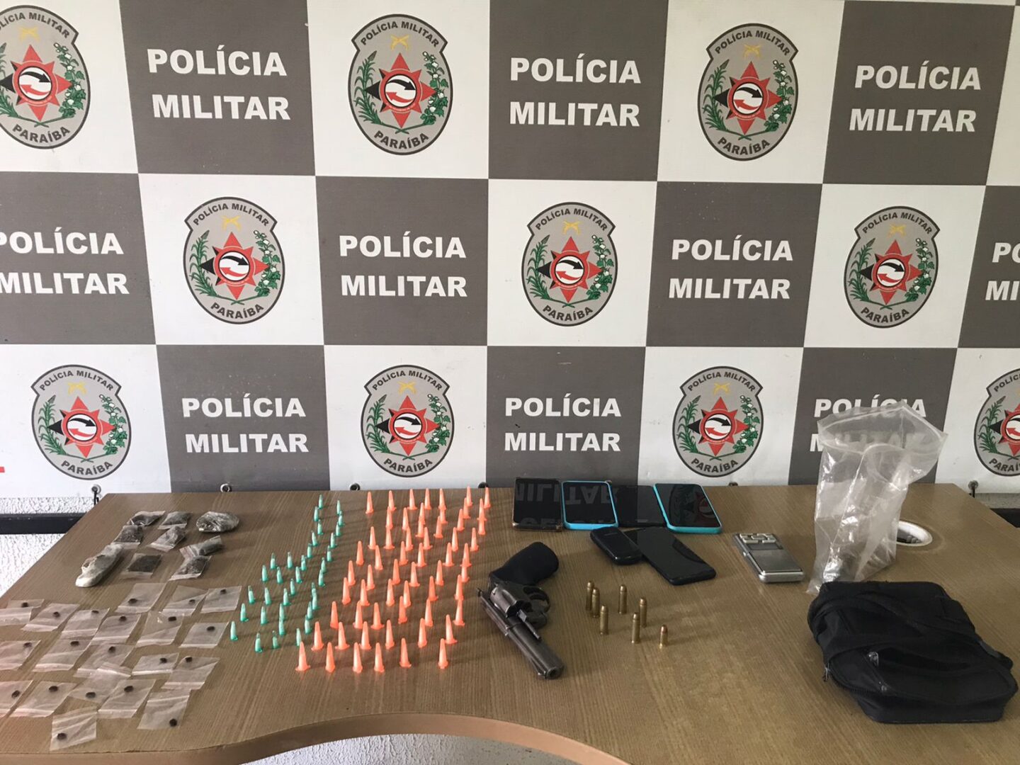 Polícia Militar prende acusado de tráfico de drogas com arma de fogo, na região do Bessa