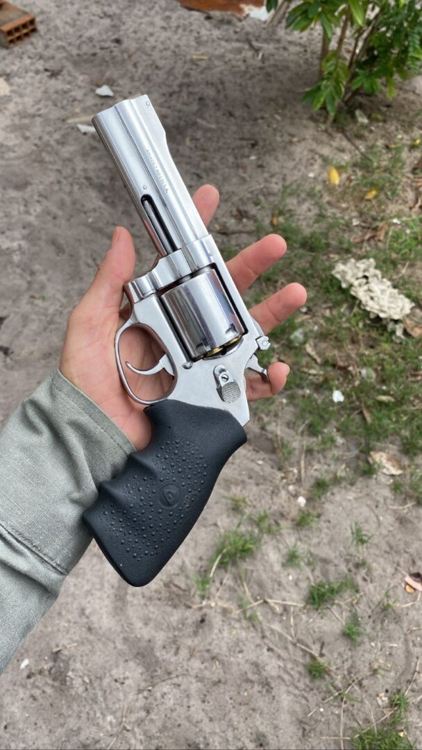 Polícia Militar prende homem com arma de fogo e drogas em Cabedelo