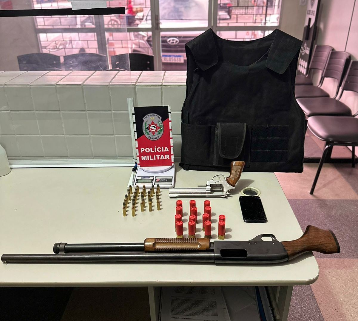 Polícia Militar apreende duas armas de fogo, colete e quase 50 munições em Bayeux