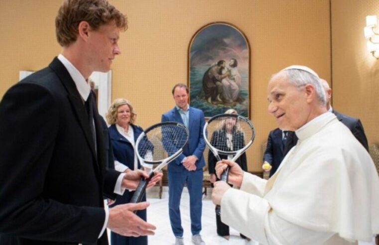 Jannik Sinner, líder do ranking mundial de tênis, visita Papa Leão XIV no Vaticano