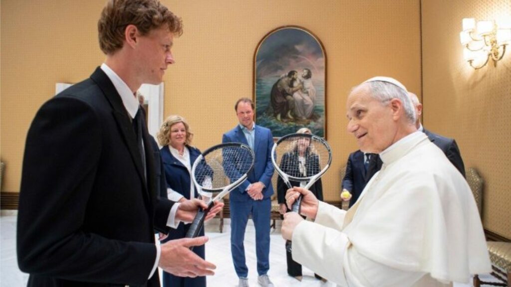 Jannik Sinner, líder do ranking mundial de tênis, visita Papa Leão XIV no Vaticano