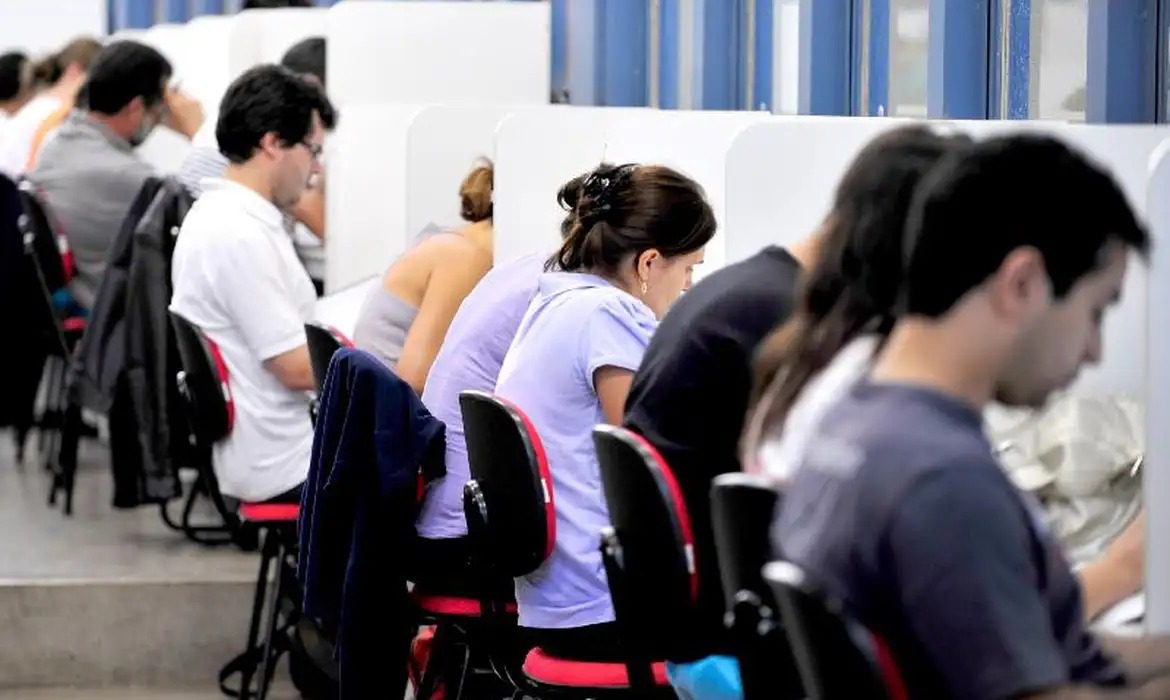 TCE abre concurso com salários de até R$ 35,9 mil; veja edital