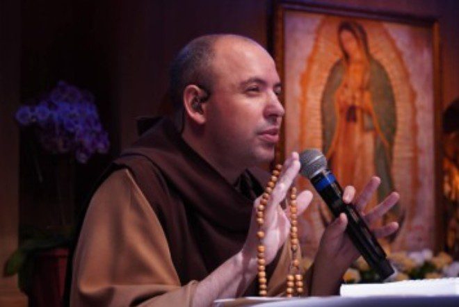 Pai, Filho e Espírito Santo’: após sucesso em lives católicas com milhões de espectadores, Frei Gilson é visto marcando três gols em campo
